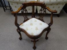 A QUALITY REPRODUCTION MAHOGANY CORNER ARMCHAIR, 81 cms high, 75 cms wide, 63 cms deep