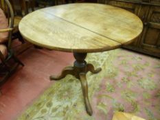A GEORGIAN OAK TILT TOP TRIPOD TABLE, 70 cms high, 83 cms diameter top