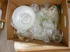 Mixed box of vintage glassware