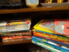 Parcel of vintage children's annuals and similar