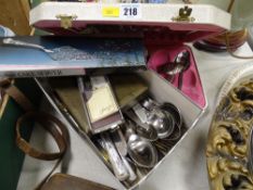 Parcel of cased and loose cutlery