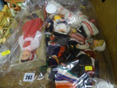 Quantity of tourist and other dolls