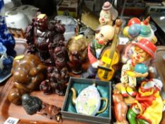 Tray of various carved & resin figures, ceramic clowns etc