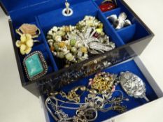 Small jewellery box containing quantity of costume jewellery