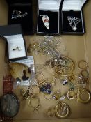 Tray of various yellow metal (some possibly gold) & silver jewellery