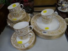 A parcel of Royal Worcester 'Hyde Park' pattern cups, saucers, dinner plates etc