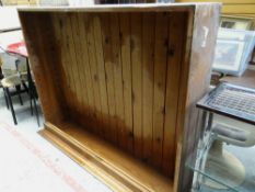 Pine floor standing shelf unit together with a small chrome & glass shelf unit, 121 x 153 x 29cms