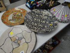 Two African decorated chargers, Art Deco-style table lamp & light shade