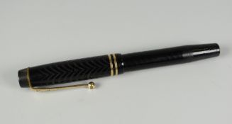 VINTAGE BLACK PARKER DUOFOLD LUCKY CURVE FOUNTAIN PEN with chased pattern & double cap band