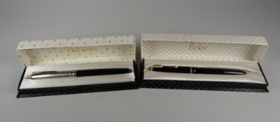 VINTAGE BLACK PARKER JUNIOR FOUNTAIN PEN in original box (engraved with initials on barrel) together