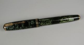 VINTAGE EMERALD PEARL OVERSIZED PARKER VACUMATIC FOUNTAIN PEN with yellow metal trim