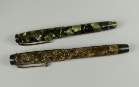 VINTAGE MARBLED EMERLARD PEARL PARKER VACUMATIC MAJOR FOUNTAIN PEN with yellow metal trim together