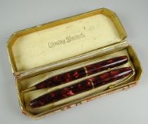 VINTAGE RED MARBLED CONWAY STEWART 'DINKIE' PEN (No.550) & PENCIL (No.25) SET in original box