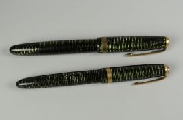 A VINTAGE EMERALD PEARL PARKER VACUMATIC MAJOR FOUNTAIN PEN & a vintage emerald pearl Parker