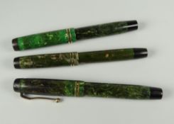 VINTAGE GREEN MARBLE PARKER DUOFOLD FOUNTAIN PEN together with a vintage green marble Parker Duofold