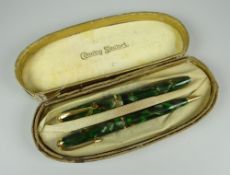VINTAGE GREEN MARBLED CONWAY STEWART 'DINKIE' PEN (No. 550) & PENCIL (No.25) SET in original box