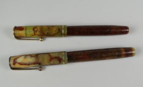 TWO VINTAGE MARBLED GREEN & BROWN PARKER MODERNE DUETTE JUNIOR FOUNTAIN PEN with yellow metal trim