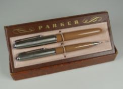 VINTAGE BUCKSKIN BEIGE PARKER 51 FOUNTAIN PEN & PENCIL SET with stainless steel caps & in original
