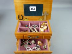 Lidded jewellery box and contents