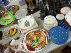 Collection of mixed porcelain including boxed Spode Christmas plate, Beswick Green Leaf ware and