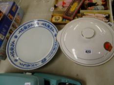 Blue and white dish and tureen, both having the emblem of 'The People's Republic of China'