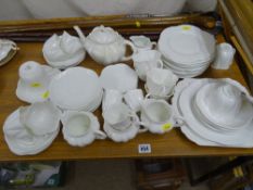Good quantity of Shelley 'Dainty White' tea and coffeeware