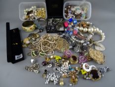 Good tray of vintage costume jewellery