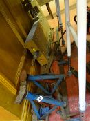 Parcel of metal sash clamps, non-matching axle stands and a wooden tabletop vice etc