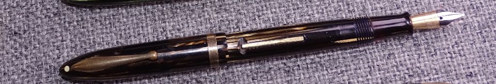 Vintage Brown striated Sheaffer Balance 875 fountain pen with gold plated trim and a white dot.
