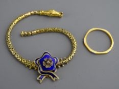 A TWENTY TWO CARAT GOLD & PLATINUM NARROW WEDDING BAND, 2.4 grms and a yellow metal snake