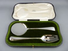 A CASED PAIR OF ALL SILVER PATISSERIE SERVERS, 4.5 ozs, London 1910 and 1911