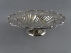 A SILVER PIERCED BORDER PEDESTAL BREAD BASKET, Sheffield 1906, 21.5 troy ozs, 29.5 cms diameter