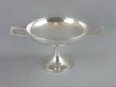 A STYLISH SILVER TWO HANDLED TAZZA by Walker & Hall, Sheffield 1914, 15 troy ozs, 15 cms high