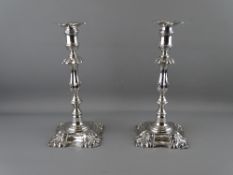 A PAIR OF ELKINGTON & CO CLASSICALLY STYLED ELECTROPLATE CANDLESTICKS with removable sconces, 30 cms