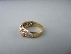 A MODERN NINE CARAT GOLD HALF ROUND FLORAL DRESS RING, 3.7 grms