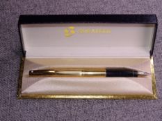 Vintage Gold plated Sheaffer 727S fountain pen with lined design and short 14ct triumph nib in