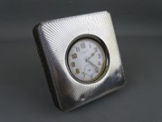 A SILVER FRONTED TRAVELLING WATCH CASE, Birmingham 1919 containing a Brevet Goliath 33236 chrome