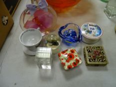 Modern decorative items including art glassware etc