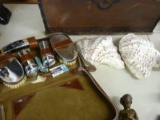 Cased gent's vanity set and two decorative seashells