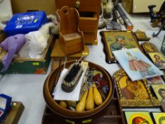 Parcel of treen including three drawer miniature chest, thimble rack, turned bowl etc