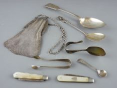 Vintage silver chainmail purse, two silver bladed fruit knives and a loose quantity of silver