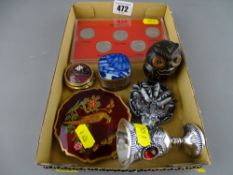 Small group of collectables including three lidded boxes, a 1999 Denver coin set, a bird decorated