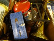Mixed box of vintage and other metalware etc