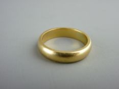 AN EIGHTEEN CARAT GOLD WEDDING BAND, 6.9 grms, size 'P'