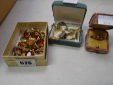 18ct wedding band, an antique 18ct garnet ring etc