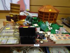 Tray of various doll's house furniture