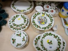 Good parcel of Royal Grafton 'Noel' dinner and teaware