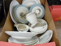 Mixed quantity of ceramic dinnerware