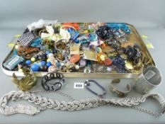 Good tray of costume jewellery