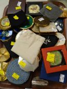 A tray of various vintage compacts